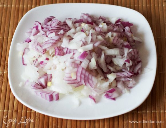 Лук нарежьте небольшими кубиками: