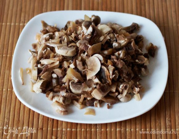 Шампиньоны так же нарежьте небольшими кубиками как и лук