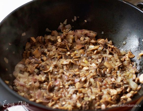 Добавьте грибы к луку: