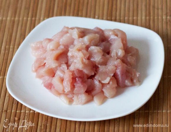 Куриное филе порежьте некрупными кубиками:
