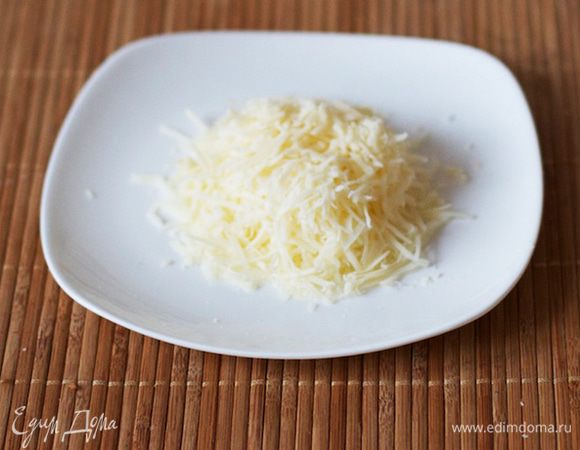 Сыр трем на мелкой терке: