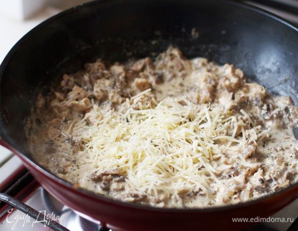 Добавляем сыр к нашему соусу: