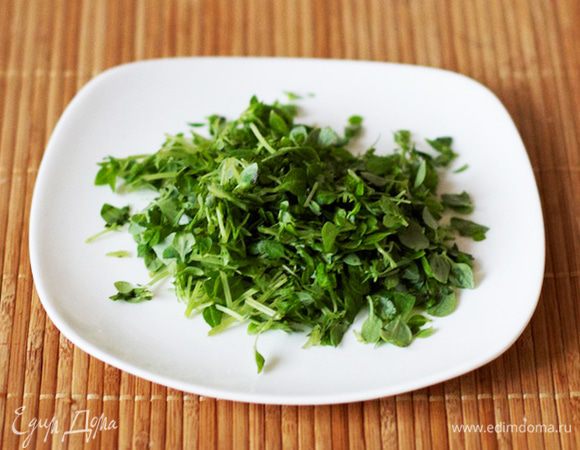 Ну и самая «фишка» блюда: то, что придает ему невероятный аромат и пикантность: свежий базилик. Мелко рубим и добавляем в готовый соус: