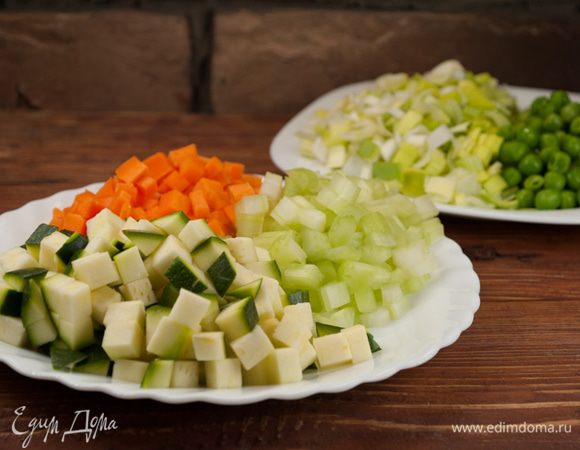 Горошек слегка бланшировать в соленой воде. Очистить все овощи (кроме помидоров) и нарезать мелкими кусочками.
