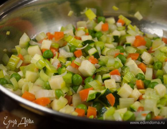 Поставить кастрюлю с оливковым маслом на средний огонь и выложить овощи. Готовить несколько минут до золотисто-коричневого цвета, а затем влить в кастрюлю горячий овощной отвар.