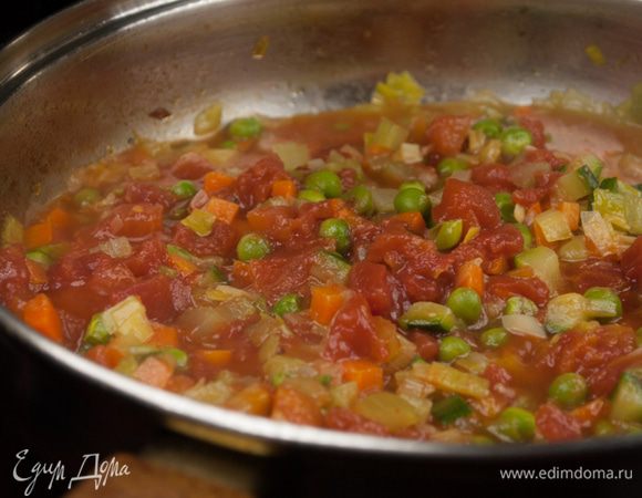 Продолжать готовить в течение 5 мин и ввести, помешивая, мякоть помидоров. Тушить 10 мин на сильном огне, приправить солью и перцем.