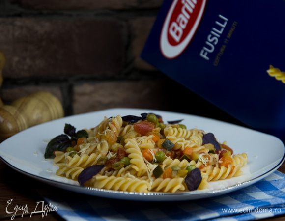 Сварить пасту до полутвердого состояния (аль денте) в кастрюле со слегка подсоленной кипящей водой, полить ее соусом, украсить листиками базилика, разорванными вручную, и сразу же подать блюдо на стол.