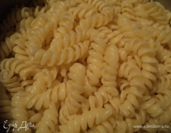 Отварите макароны 5 минут в кипящей подсоленной воде. Слейте воду.