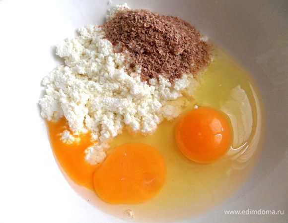 Смешаем яйца,творог мягкий,отруби (5 г-это столовая ложка без верха)...