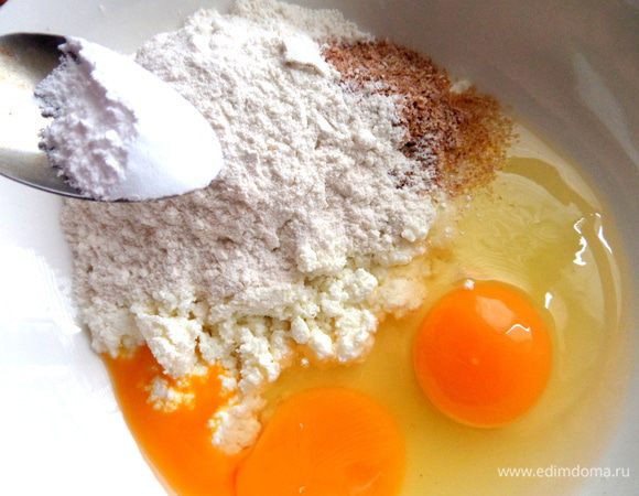 В муку добавим разрыхлитель.