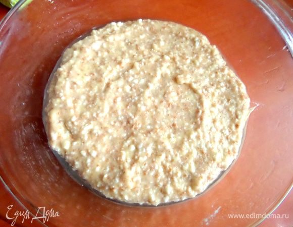 Смазываем стеклянную форму для СВЧ (дно диаметром 13 см,верх диаметром 16 см) маслом и распределяем творожную массу.