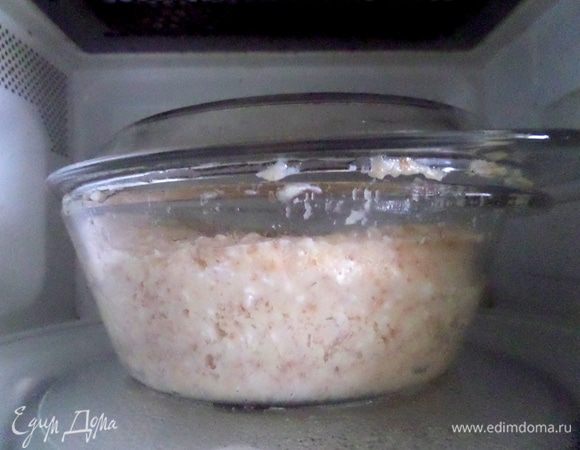 Выпекаем в микроволновке 5 минут при максимальной мощности (у меня 750 Вт). Тесто сильно поднимается,даже поднимает крышку,поэтому рекомендую на пятой минуте убрать крышку совсем,тогда бисквит получится с более ровной поверхностью.