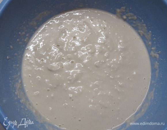 В просеянную муку всыпать сахар, соль, влить молоко.