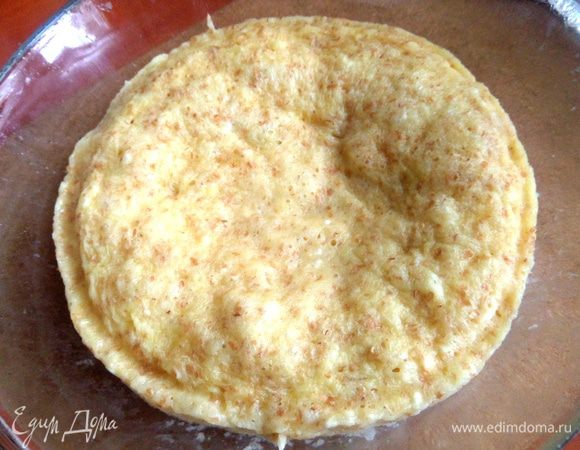 Подождём минутку и вынимаем форму...Корж получается упругий,пористый и легко выскакивает из формы.