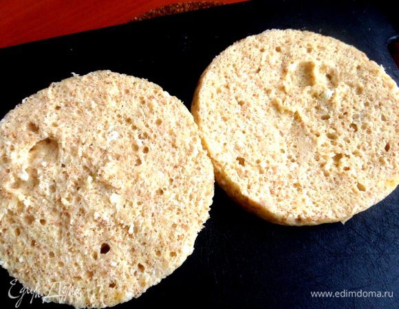 И делим на два коржа!