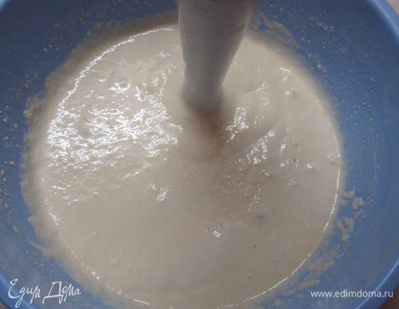 Хорошо взбить блендером. Влить воду, взбить еще раз.