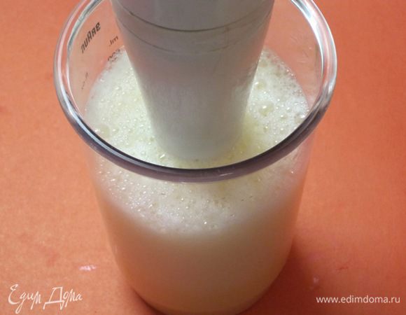 Взбить яйца.