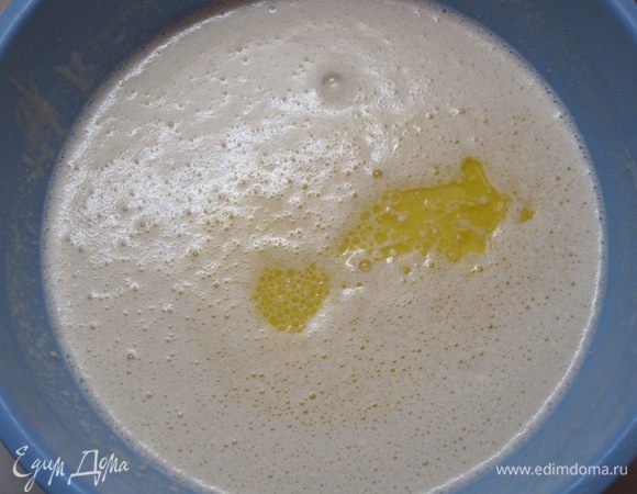 Добавить растопленное сливочное масло, подсолнечное масло и соду, гашеную уксусом. Хорошо размешать.