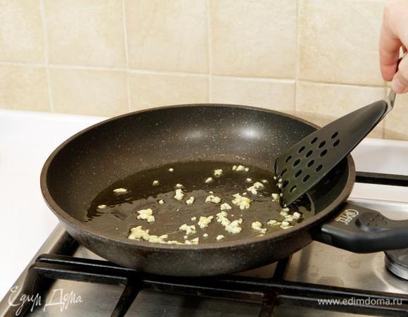 Пассируем с двумя столовыми ложками оливкового масла первого отжима: сначала чеснок и через минутку добавляем к нему лук. Доводим до золотистого цвета. Сразу снимем с огня и переложим в блюдце.