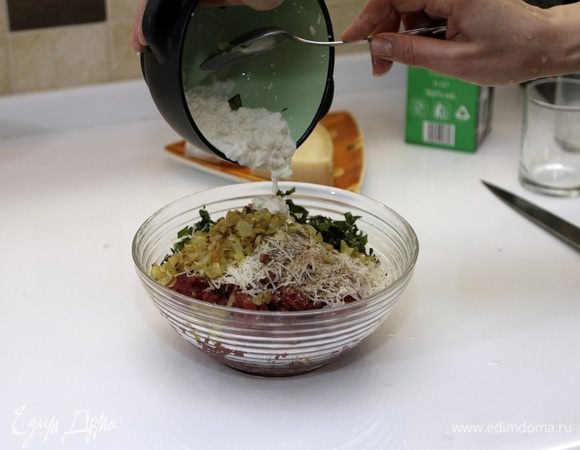 Два кусочка вчерашнего белого хлеба без корочки размочим в 75 гр.молока и разотрем до однородной массы. Отправим к мясу.