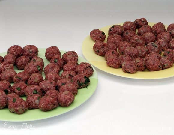 Влажными руками сформируем небольшие тефтельки 