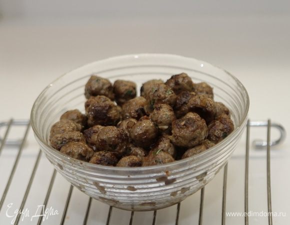 И хорошенько обжарим их на оливковом масле до коричневой корочки. Снимем с огня. 