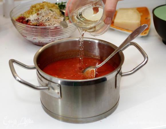 Подготовим соус. 800 г томатов в собственном соку Barilla с зеленым базиликом (можно заменить на другие хорошие )  смешаем с 300 г сухого белого вина. 