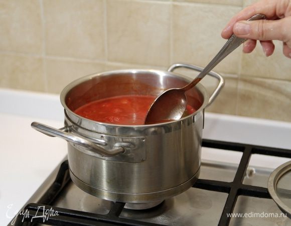 Поставим на огонь и доведем до кипения, уменьшим огонь, добавим 2 лавровых листа, подсолим, поперчим, проварим 5 минут, периодически помешивая