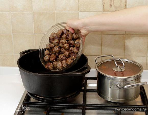 В глубокой сковороде или чугунке соединим томатный соус (убрав лавровые листья) с тефтельками.