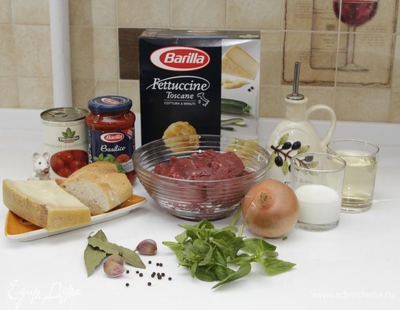 Выложим феттучинни на тарелку, сверху соус с тефтельками, сверху натрем пармезан и украсим  свежими листиками  зеленого базилика. Идеально с бокалом красного сухого вина. Приятного аппетита!  

А вот из каких продуктов получилась такая замечательная паста :-) 