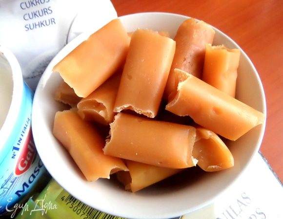 "Коровку" очищаем от обёрток и кладём в кастрюльку с толстым дном.