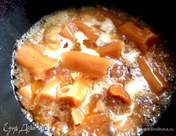 Ставим на маленький огонь под крышкой.