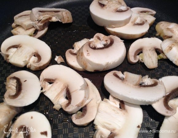 Обжариваем грибы на оливковом масле.