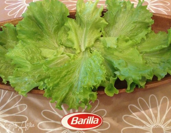 На блюдо выложить листья салата.