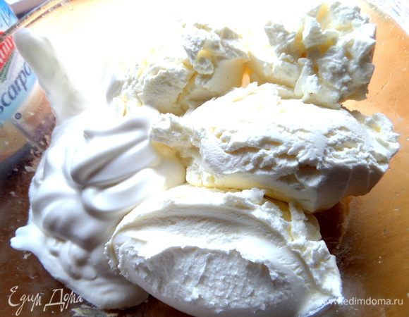 Осталось смешать крем и собрать весь десерт. К маскарпоне добавим густую сметану без кислинки.