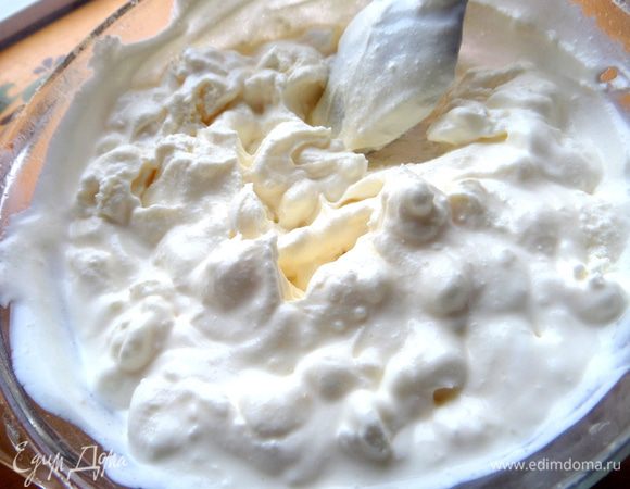 Перемешиваем быстро,чтобы крем не нагрелся.