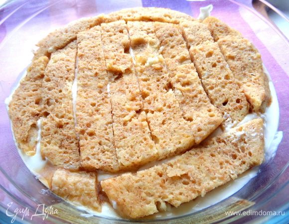 Снова выбираем самые ровные палочки из коржей (остатки я чудно съела,макая в кофе!) и распределяем на крем. Пропитаем их кофе тоже.