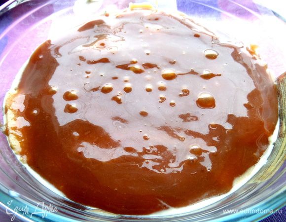 Карамель у меня вся ушла,но можно и меньше взять,кто не любит слишком сладкое. Даём застыть минут 5 в холодильнике.