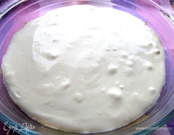 И выкладываем остатки крема на всю поверхность.