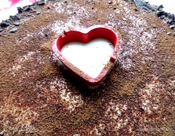 Для украшения я взяла сердечко,закрыла его бумагой и нанесла какао через сито.