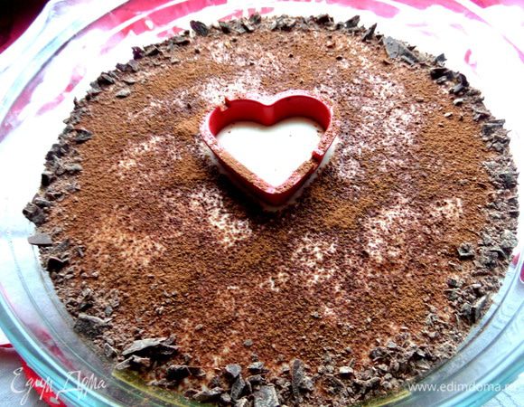 По краю шоколадной крошкой присыпала.