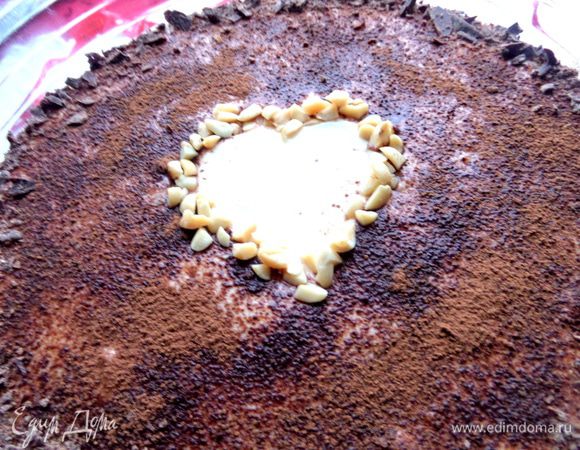 Снимаем формочку,присыпаем по контуру орешками.