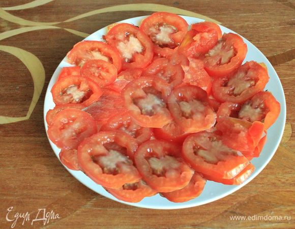 Помидоры моем и режем ломтиками.