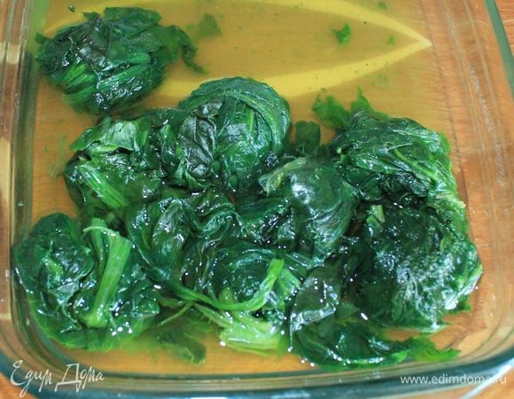 Шпинат моем и варим 10 минут.