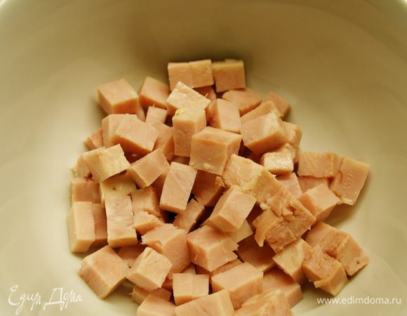 Вареную ветчину нарезать небольшими кубиками. Сложить в миску.