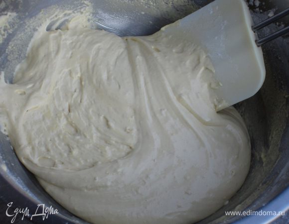 Просеять муку и крахмал и ввести к желткам. Хорошо перемешать.