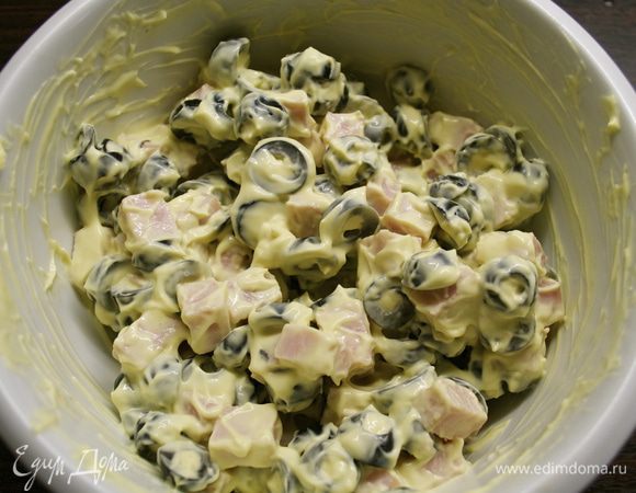 Заправить майонезом и как следует перемешать. Отставить соус настаиваться... ))) 