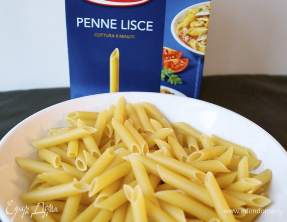 Подготовить пасту. Большую кастрюлю с водой поставить на огонь закипать.