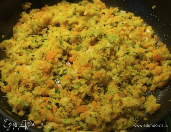 Тем временем овощи очистить и мелко порубить (можно с помощью блендера для достижения однородности нарезки овощей. Количество овощей можете регулировать также на свой вкус. Я беру 2 небольшие морковки и 2 луковицы...) Петрушку измельчить. В сковороде с тяжелым дном разогреть 2 ст.л. оливкового масла. Положить обжариваться овощи. 