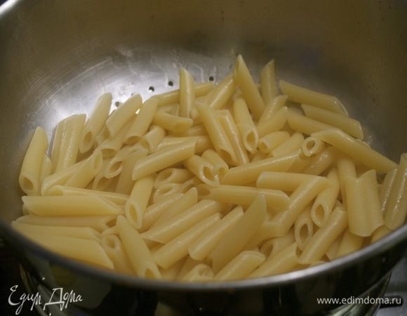 Тем временем отварить пасту в подсоленной кипящей воде до готовности, согласно указаниям на упаковке. Слить готовую пасту.